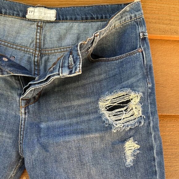 Free People Blue Denim Straight Cropped Boyfriend Style Jeans Size 30 - Picture 3 of 13